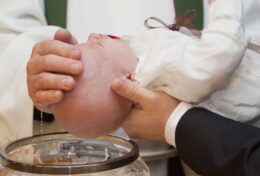 Bộ Giáo lý Đức tin: Cử hành Bí tích Rửa tội với nghi thức được sửa đổi tùy tiện là không thành sự