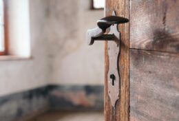 CHƯA HẲN KHI CÁNH CỬA NÀO ĐÓNG LẠI CŨNG LÀ SỰ RUỒNG BỎ; MỘT SỐ LÀ ĐỂ HƯỚNG DẪN LẠI