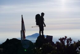 KHÔNG AI ĐỨNG TRÊN ĐỈNH MÃI MÃI… HÃY TỐT VỚI NGƯỜI KHÁC