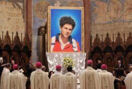 Liệu việc tuyên thánh cho vị thánh đầu tiên của thế hệ Gen Y có truyền cảm hứng cho giới trẻ ngày nay?