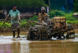 CHĂM CHỈ ĐẨY LÙI ĐÓI NGHÈO, KHÔNG PHẢI CHỈ CẦU NGUYỆN…