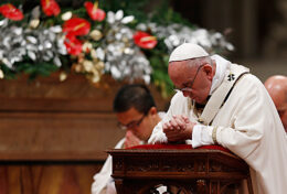 QUỲ GỐI TRƯỚC THIÊN CHÚA ĐỂ ĐỨNG THẲNG TRƯỚC MẶT NGƯỜI ĐỜI