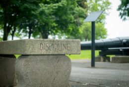 NỖI ĐAU CỦA KỶ LUẬT HAY NỖI ĐAU CỦA HỐI HẬN? BẠN CHỌN