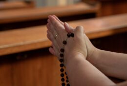 KHI BẠN LO LẮNG, GIẬN DỮ HOẶC SỢ HÃI, HÃY LẦN CHUỖI MÂN CÔI…