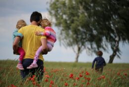 TRONG HAI MƯƠI NĂM NỮA, SẾP CỦA BẠN SẼ QUÊN, NHƯNG CON CÁI CỦA BẠN SẼ NHỚ