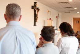 XÂY DỰNG MỘT BÀN THỜ CHO CHÚA GIÊSU VÀ ĐỨC MẸ TRONG GIA ĐÌNH; CẦU NGUYỆN KINH MÂN CÔI TẠI ĐÓ…