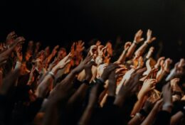 TIẾNG HOAN HÔ VÀ TIẾNG CHÊ BAI ĐỀU ĐẾN TỪ ĐÁM ĐÔNG…