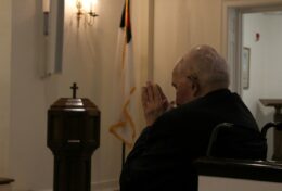 QUỲ GỐI TRƯỚC THIÊN CHÚA ĐỂ ĐỨNG THẲNG TRƯỚC NGƯỜI ĐỜI…