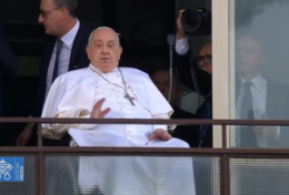 Đức Thánh Cha chào và ban phép lành sau gần 40 ngày nhập viện