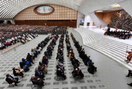 ĐTC PHANXICÔ: CHÚNG TA PHẢI DẸP BỎ GÁNH NẶNG KHIẾN LÒNG MÌNH XA CHÚA