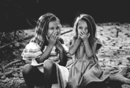 KHI NHẬN THẤY LỜI NÓI VÀ HÀNH ĐỘNG KHÔNG ĐỒNG NHẤT, ĐÓ LÀ DẤU HIỆU ĐỂ CHÚNG TA “LÙI LẠI”