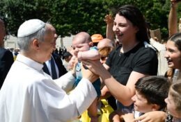 LẮNG NGHE VÀ PHỤC VỤ LÀ HAI THÁI ĐỘ BỔ TRỢ CHO NHAU