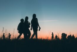 HÃY Ở BÊN KHI HỌ THAN KHÓC, CHỨ KHÔNG CHỈ KHI HỌ HÂN HOAN…