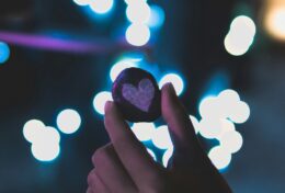 09. ĐAU KHỔ – Những Vết Thương của Tình Yêu