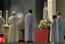 Đức Thánh Cha chủ sự giờ lần hạt Mân Côi và Chầu Thánh Thể cầu nguyện cho hòa bình