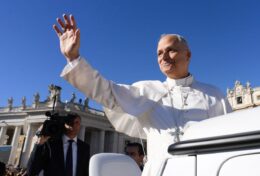 CHÚA PHỤC SINH ĐẾN GẦN CÁCH ÂM THẦM, NHƯ MỘT NGƯỜI LỮ KHÁCH