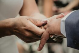 ĐÔI KHI, TẤT CẢ NHỮNG GÌ CHÚNG TA CẦN LÀ MỘT CÁI NẮM TAY CẢM THÔNG