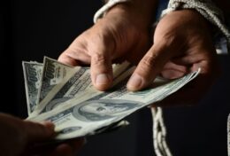 NGƯỜI ÍCH KỶ VẪN LUÔN LÀ NGƯỜI ÍCH KỶ, BẤT KỂ HỌ CÓ BAO NHIÊU TIỀN…