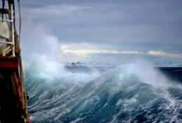 BÃO GIÔNG CUỘC ĐỜI KHÔNG KÉO DÀI MÃI; ĐỪNG KHÓC NỮA…