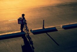 GỬI NHỮNG AI CẢM THẤY BỊ BỎ LẠI PHÍA SAU: BẠN KHÔNG HỀ HẾT THỜI GIAN