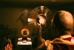 “Lối Sống Thánh Thể” – Chiếc neo giúp người Kitô hữu giữ vững căn tính giữa trào lưu tục hóa