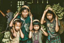 CON TRẺ CẦN MÁI ẤM CHỨ KHÔNG CẦN CHIẾN TRƯỜNG