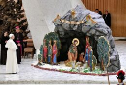 Đức Thánh Cha tiếp các phái đoàn tặng Hang đá và Cây thông Giáng Sinh tại Vatican