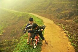 AI CŨNG KHÓC; HÃY GIÚP ĐỠ NHAU…