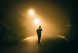 Ở LẠI VỚI NỖI ĐAU CỦA BẠN