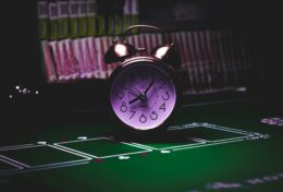 ĐỪNG BIẾN QUÁ KHỨ THÀNH NGỤC TÙ, HÃY BIẾN NÓ THÀNH BẬC THANG VƯƠN LÊN…