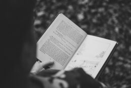 KINH THÁNH KHÔNG THỂ BỊ GIẢN LƯỢC THÀNH MỘT THÔNG ĐIỆP THUẦN TÚY NHÂN ĐẠO HAY XÃ HỘI