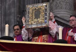 Chiêm ngắm “Khăn Thánh Veronica” tại Đền thờ Thánh Phêrô