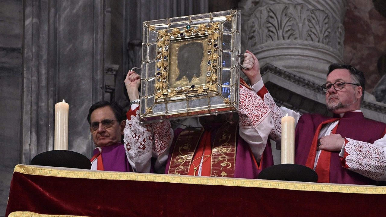 Chiêm ngắm “Khăn Thánh Veronica” tại Đền thờ Thánh Phêrô