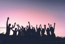 BIẾT BAO NGƯỜI MUỐN THẤY BẠN THÀNH CÔNG, NHƯNG KHÔNG MUỐN BẠN HƠN HỌ…