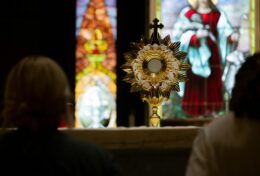 MỖI NGƯỜI BẠN GẶP ĐỀU ĐANG  CHIẾN ĐẤU VỚI MỘT ĐIỀU GÌ ĐÓ MÀ  BẠN KHÔNG BIẾT…