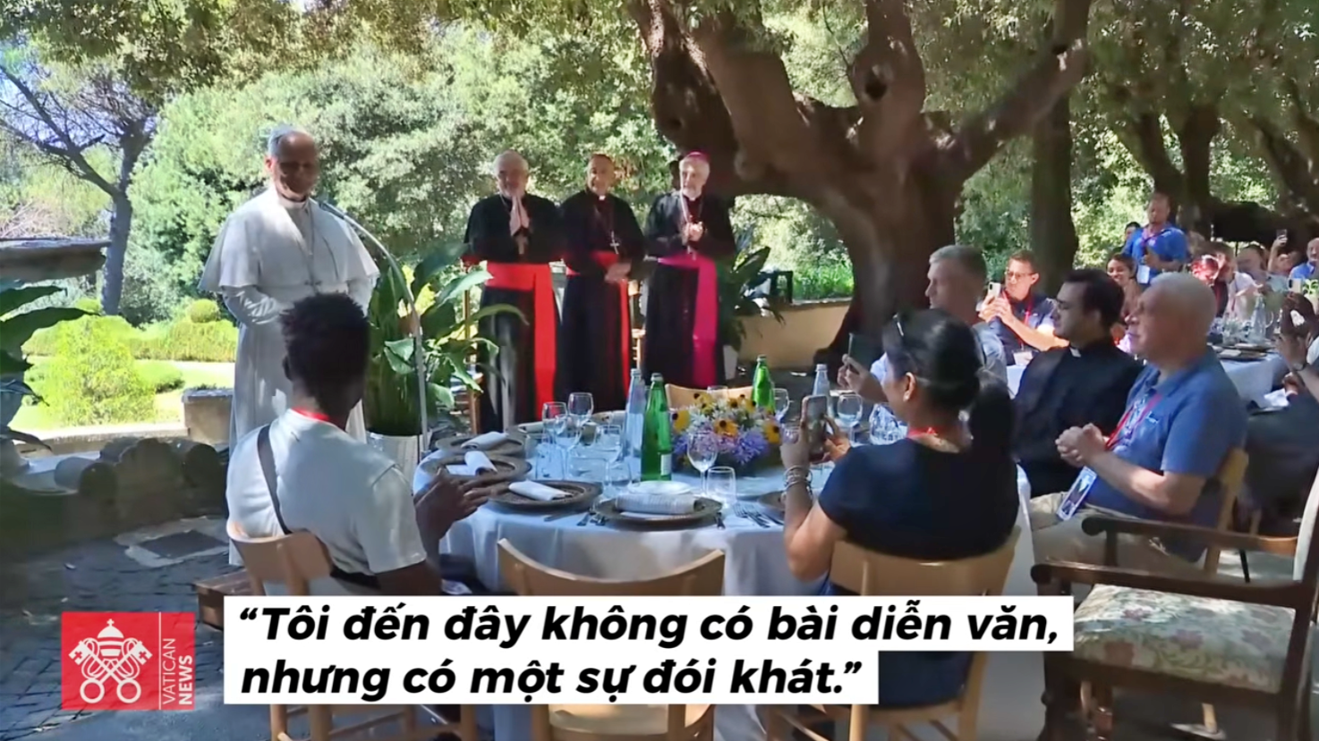 Đức Thánh Cha Lêô XIV dùng bữa với người nghèo